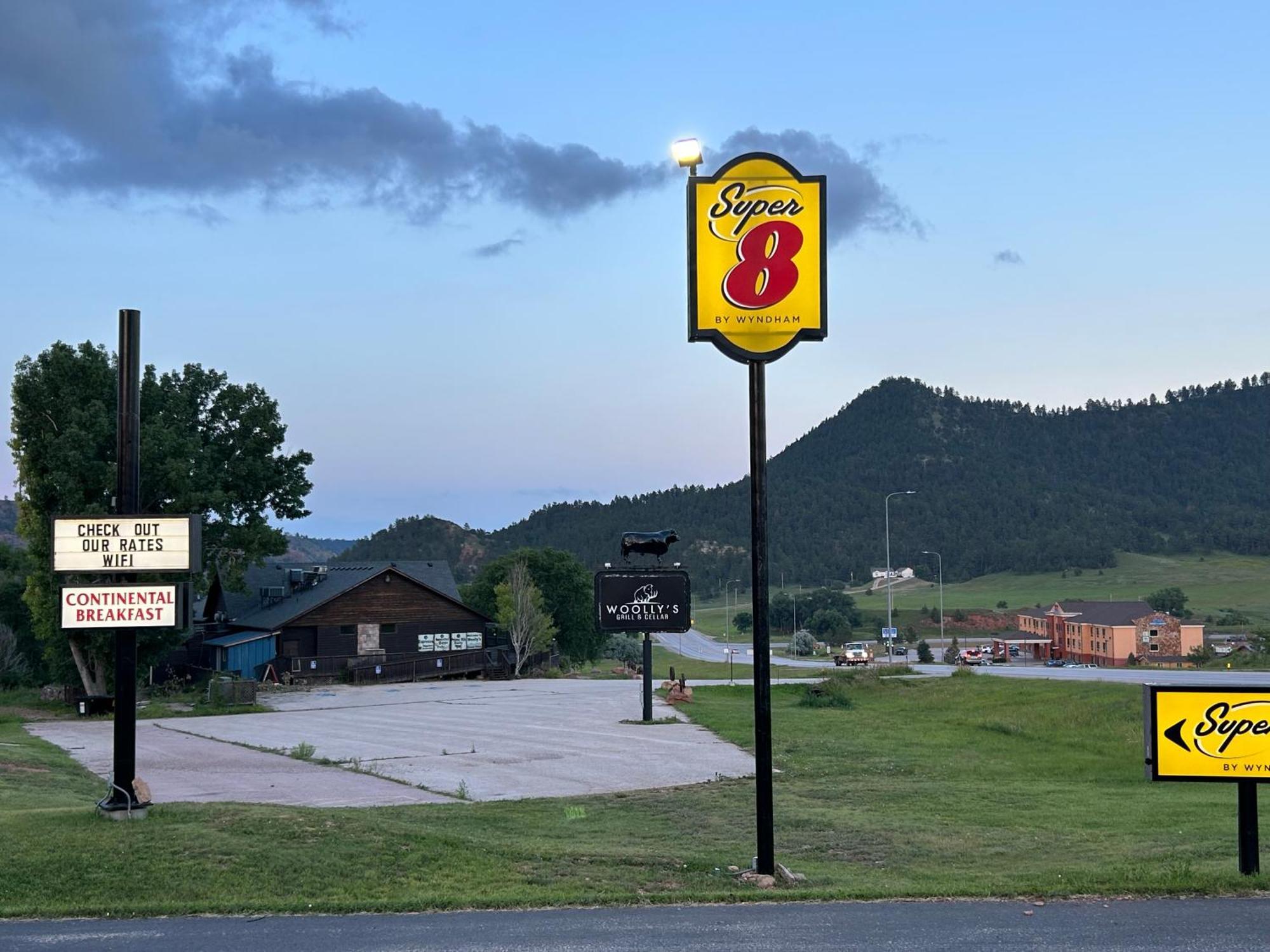 Motel Super 8 By Wyndham Hot Springs Extérieur photo
